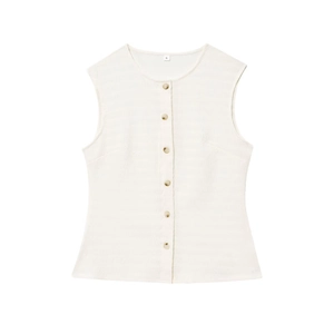 Détail du gilet sans manches blanc cassé avec texture à rayures verticales et boutons ambrés
