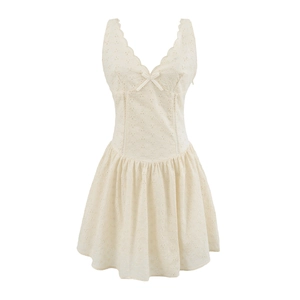 Mini robe sans manches pour femmes en blanc crème avec col en V et broderie anglaise chic