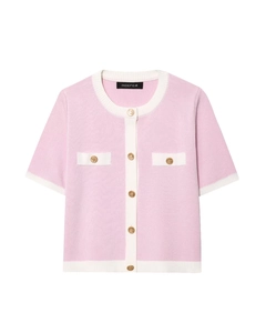 Detailansicht der rosa Strickjacke mit weißem Kontrastrand und goldenen Knöpfen