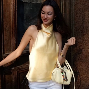 Elegante top a lupetto in raso giallo pallido con finitura lucida per l'estate chic