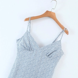 Robe d'été bleu clair à fleurs avec col en V et fines bretelles spaghetti