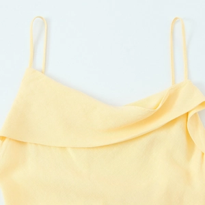 Zartgelbes Camisole-Top mit elegantem Rüschen-Ausschnitt und feinen Spaghettiträgern