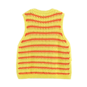Vista dettagliata del retro del gilet in maglia a righe gialle e arancioni con trama all'uncinetto