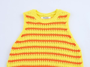 Dettaglio della trama a maglia a righe gialle e arancioni e del colletto rotondo della maglia
