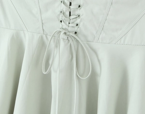 Vue détaillée du laçage croisé élégant dans le dos de la robe vert clair avec œillets