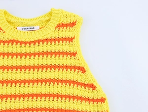 Dettaglio della trama in maglia ondulata e scollo rotondo sulla canotta a righe colorate