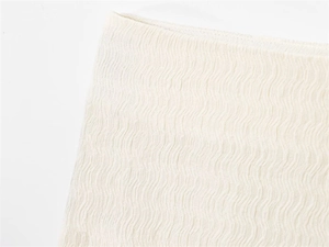 Détail de la texture du tissu plissé blanc ondulé avec un matériau élastique doux