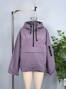 Detail der lila Windjacke mit Halbreißverschluss und verstellbarer Kapuze