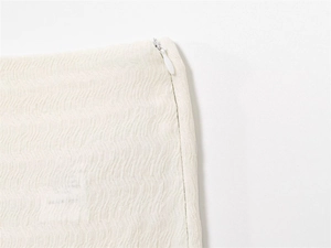 Gros plan sur tissu texturé blanc avec fermeture éclair invisible de haute qualité