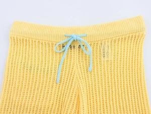 Détail du short en maille ajourée avec texture évidée et cordon de serrage bleu clair