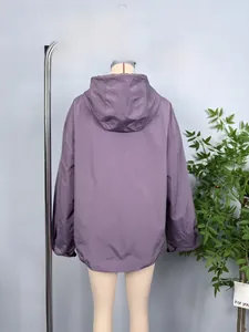Rückansicht einer dunkelvioletten Kapuzen-Windjacke mit Kordelzug am Saum und Raglanärmeln