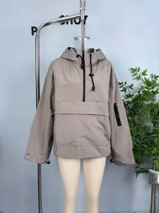 Detailansicht eines taupefarbenen Anoraks mit Kapuze, Kängurutasche und Reißverschlüssen