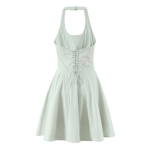 Robe dos nu élégante vert sauge avec bretelles croisées et silhouette en coupe A