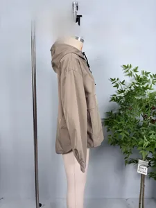 Detail einer erdfarbenen Kapuzenjacke mit Cargotaschen und Kordelzug-Verschluss