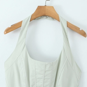 Robe dos nu vert sauge élégante avec coutures structurées et décolleté carré chic