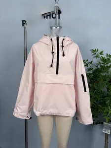 Detail der hellrosa Windjacke mit halbem Reißverschluss und großer Vordertasche mit Klappe