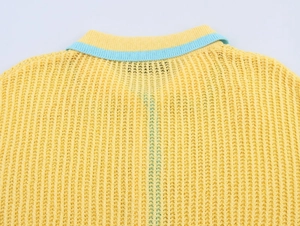 Détail du polo en tricot jaune montrant la maille respirante et le col rayé bleu