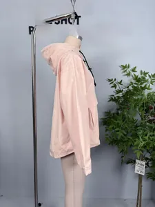 Detailansicht der rosa Windjacke mit Kapuze, großen Taschen und schwarzem Kordelzug