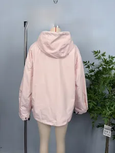 Detail der hellrosa Kapuzenjacke mit verstellbarem Kordelzug am Saum und lockerer Passform