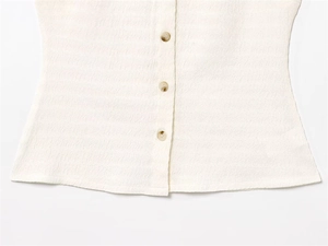Détail de la texture lin blanc avec boutons en écaille sur le haut décontracté