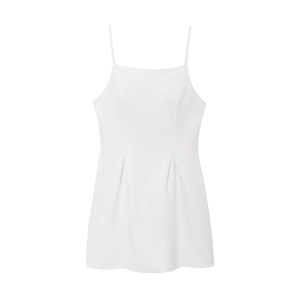 Mini abito bianco a pieghe con spalline sottili e scollo quadrato stile minimalista