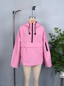Rosafarbene Windjacke mit Kapuze, halbem Reißverschluss und Utensilientaschen