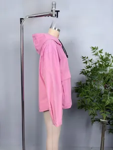 Detailansicht eines rosa Damen-Windbreakers mit Kapuze und schwarzen Kordelzügen