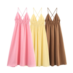 Détail de robes maxi dos nu en rose, jaune et marron avec fines bretelles et décolleté en V