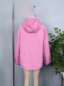 Rosafarbene Windjacke mit Kapuze und verstellbarem Kordelzug am Saum in der Rückansicht