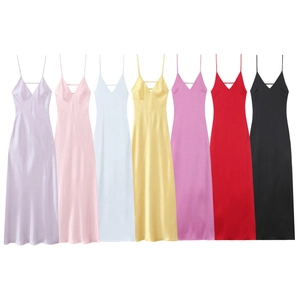 Détail de robes nuisettes en satin à col en V disponibles en sept couleurs d'été vives