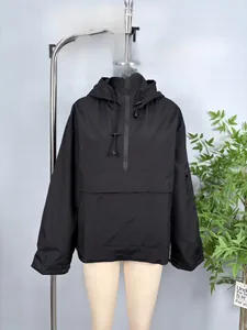 Detail der schwarzen Windjacke mit großer Pattentasche und verstellbarer Tunnelzugkapuze