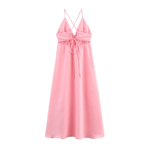 Détail d'une robe midi rose clair avec décolleté en V à cordon et fines bretelles