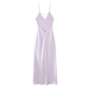Détail de la robe en satin lilas avec dos nu élégant et fines bretelles croisées
