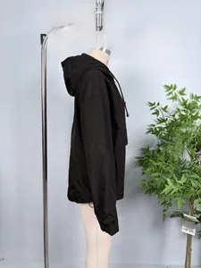 Detailansicht der schwarzen Windjacke mit Kapuze, elastischen Bündchen und Seitentasche