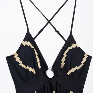 Robe chic à col en V noire avec motifs géométriques et anneau métallique décoratif central