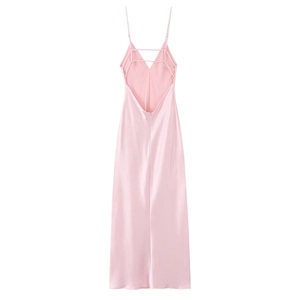 Détail d'une robe en satin rose avec dos nu en V et de fines bretelles élégantes