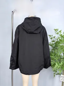 Detailansicht der Rückseite einer schwarzen Windjacke mit Kapuze im lockeren Casual-Stil