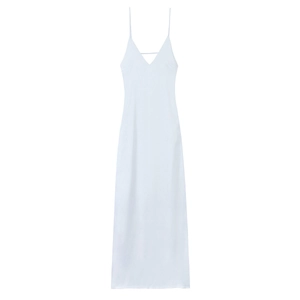 Détail de la robe midi blanche en mélange de ramie avec col en V et bretelles fines