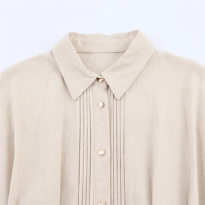 Chemise en lin avoine minimaliste avec plis nervures et boutons de perles élégants