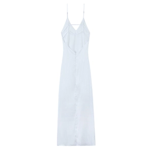 Détail du dos de la robe blanche avec fines bretelles et coupe dos nu élégante et chic