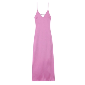 Détails du tissu en satin rose et des fines bretelles du dos de cette robe nuisette