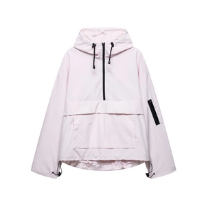 Makro-Detail eines hellrosa Anoraks mit Kapuze, schwarzen Kordelzügen und Funktionstaschen