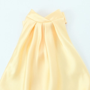 Robe midi élégante en satin crème à licou avec un design plissé sophistiqué pour femme