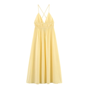 Détail à plat de la robe midi jaune clair à col en V avec bretelles croisées et taille plissée