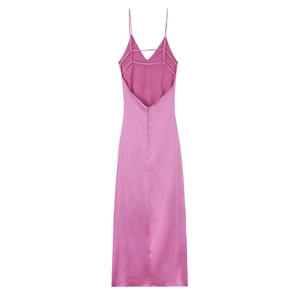 Détail de la robe en satin rose avec dos ouvert croisé et fermeture éclair invisible
