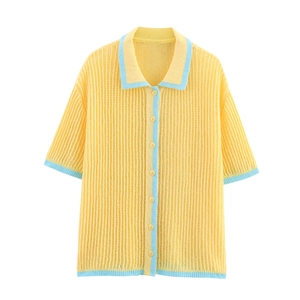 Polo jaune en maille ajourée avec bordures contrastées bleu clair et boutons élégants