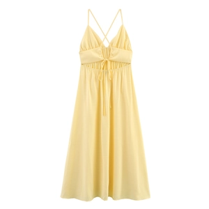Détail de la robe midi jaune clair avec bretelles croisées et cordon de serrage au dos