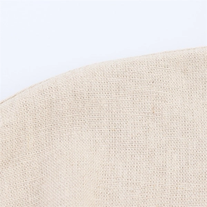 Gros plan détaillé sur la texture et le tissage en lin naturel de cette robe de printemps