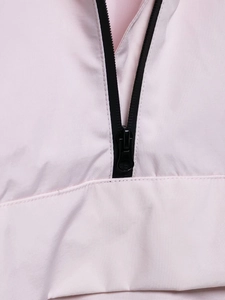 Detail der hellrosa wasserdichten Jacke mit schwarzem Halbreißverschluss und präzisen Nähten