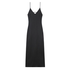 Détail d'une robe longue noire à col en V avec fines bretelles et aspect satiné